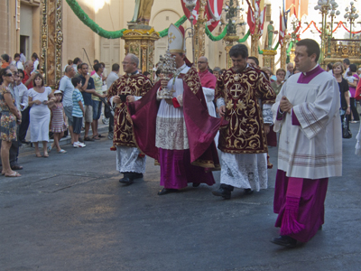 Крестный ход на фесте св. Катерины, Зурри, Мальта.jpg
